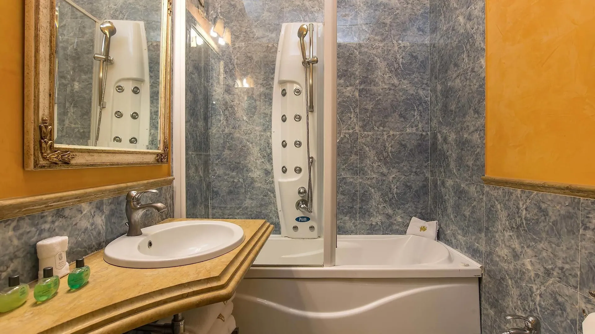 Room Select Via Veneto Рим 4*,  Италия
